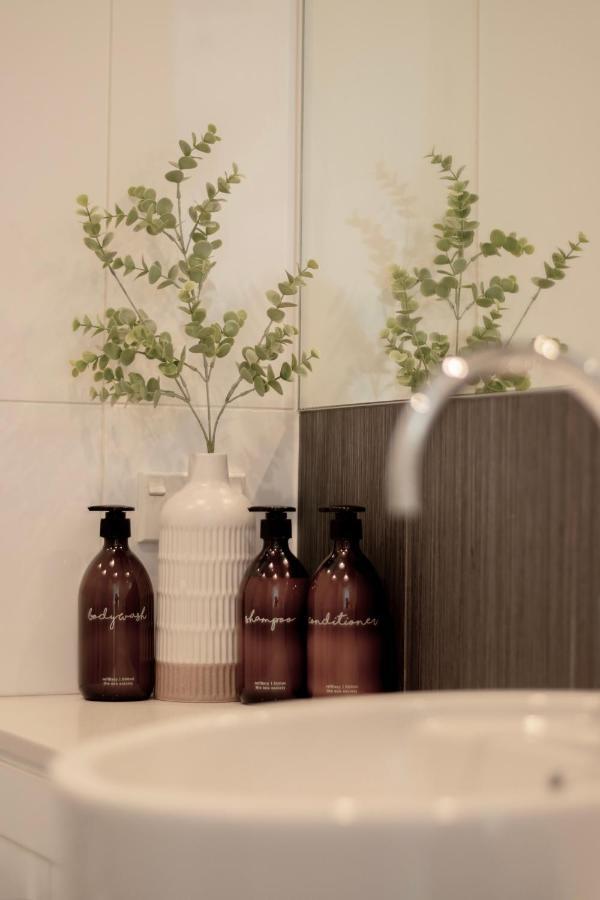 شقة Stylish Haven Luxury Interiors In Prime Location كوينستاون المظهر الخارجي الصورة